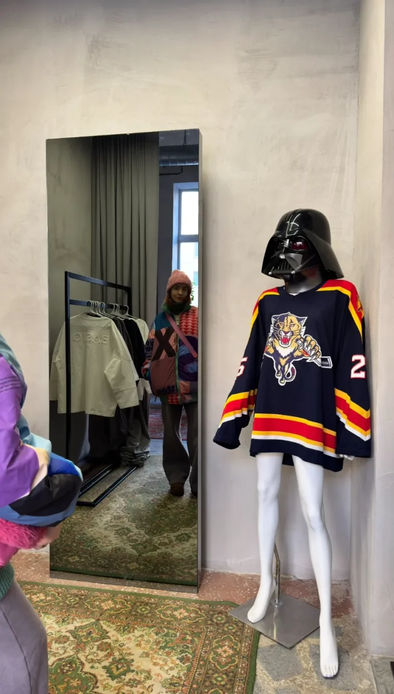 Светлое кафе у вокзала с ретро авто - Image 05 (January 17, 2026)