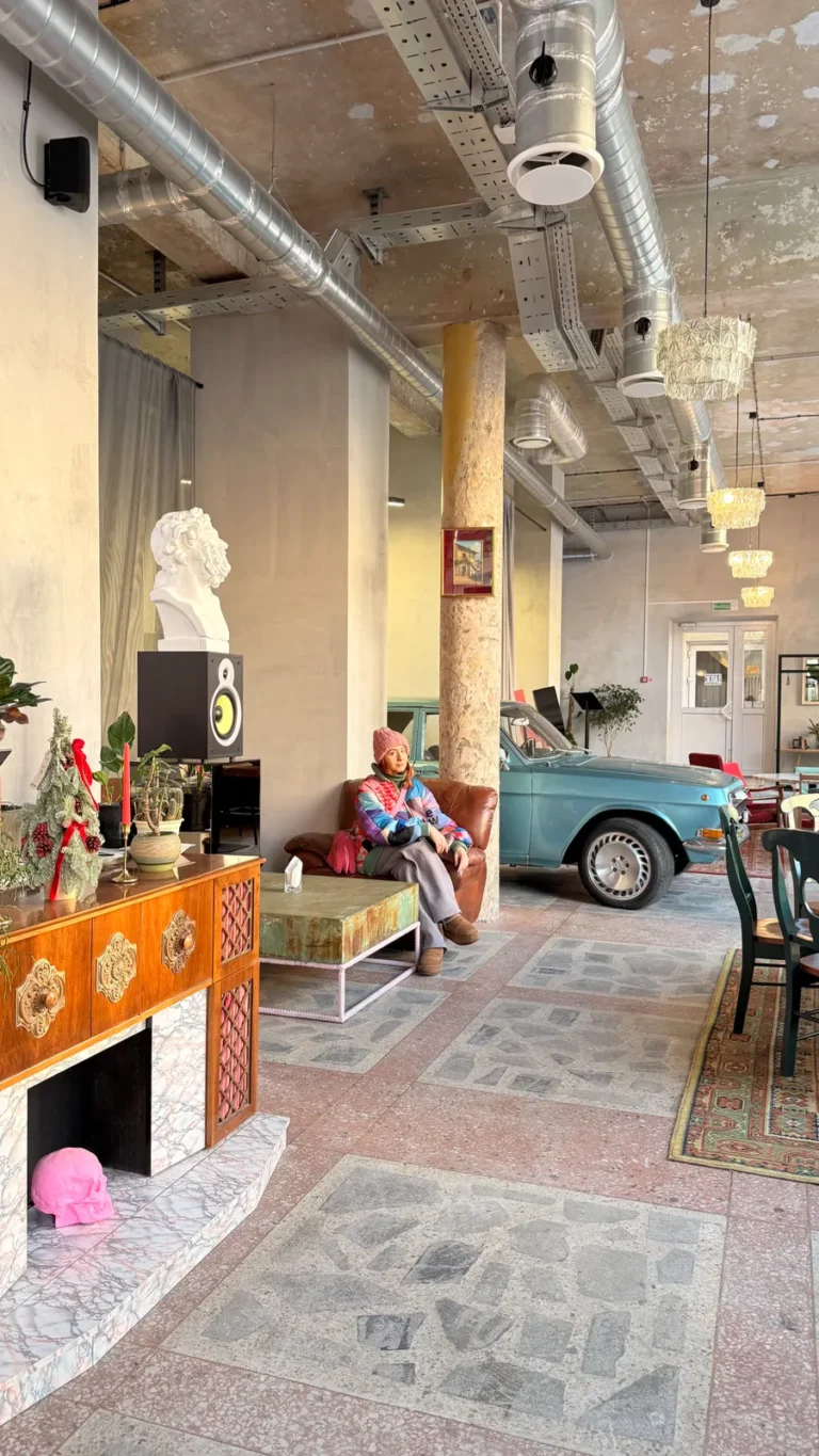 Светлое кафе у вокзала с ретро авто - Image 02 (January 17, 2026)